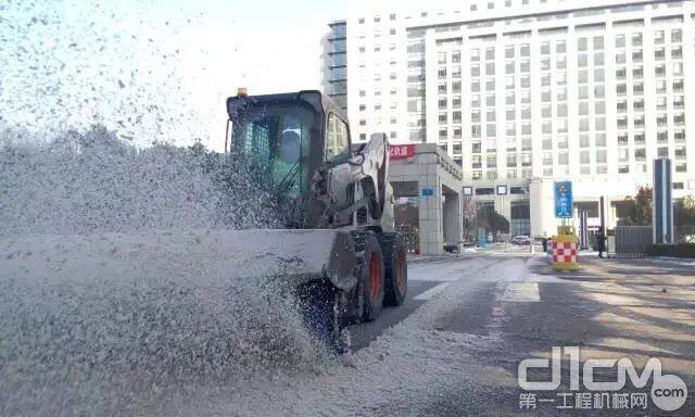 ▲山猫斜角清扫器扫雪中