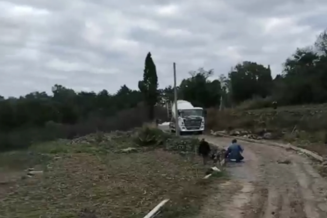 轴距短，重量轻，两桥搅拌车更适合在乡村或狭窄道路运输