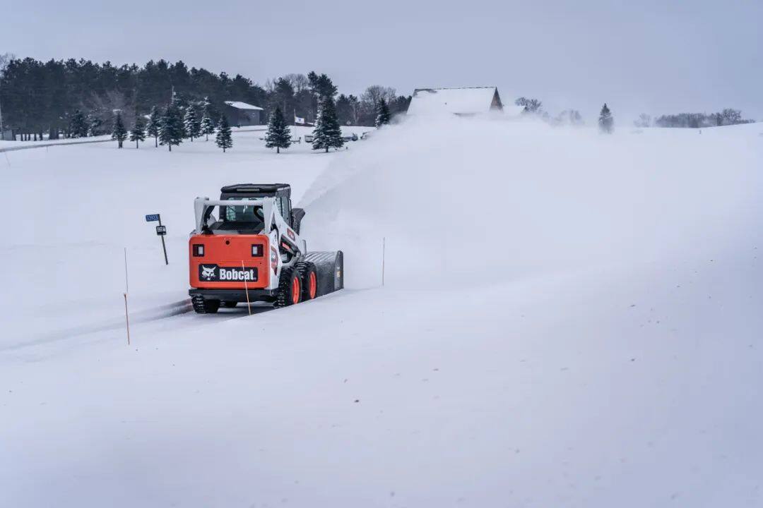 山猫滑移装载机雪中作业