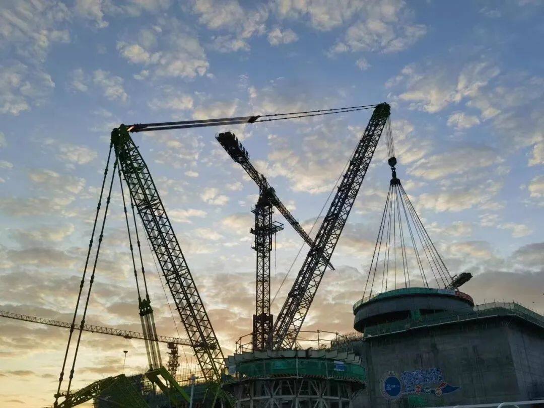 中联重科起重机正在吊装“玲龙一号”钢制安全壳顶封头（图片来源于公众号“中国核电工程有限公司”）