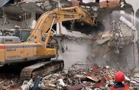 临工挖机正在进行楼房破拆