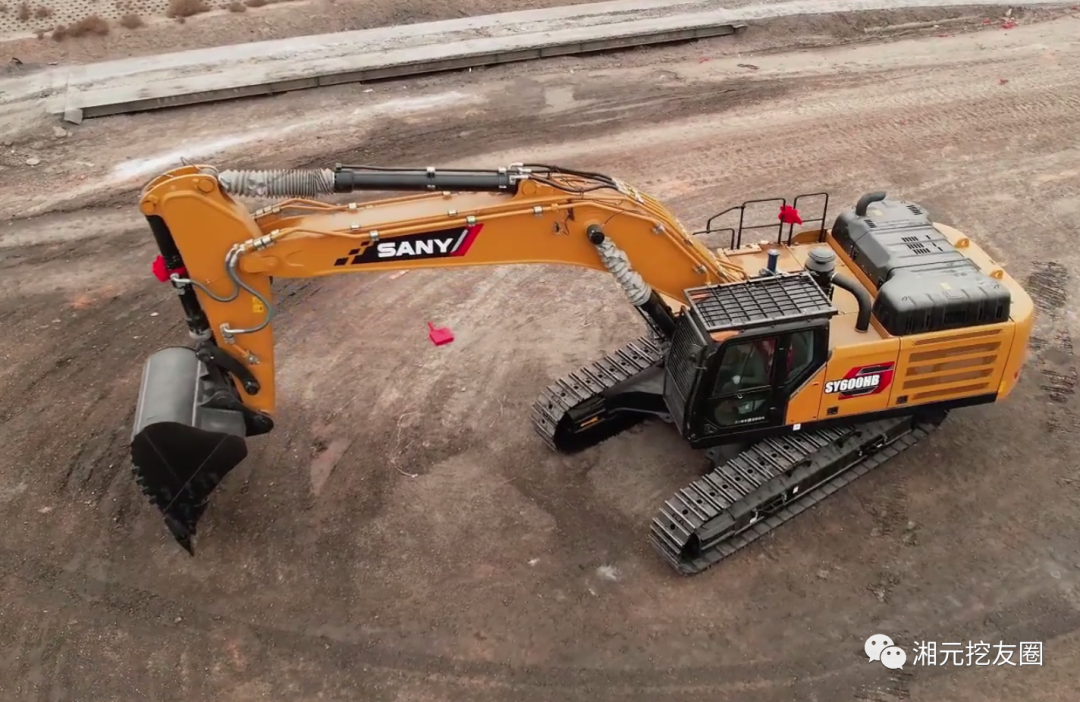 三一SY600H超级矿山型挖掘机正在施工