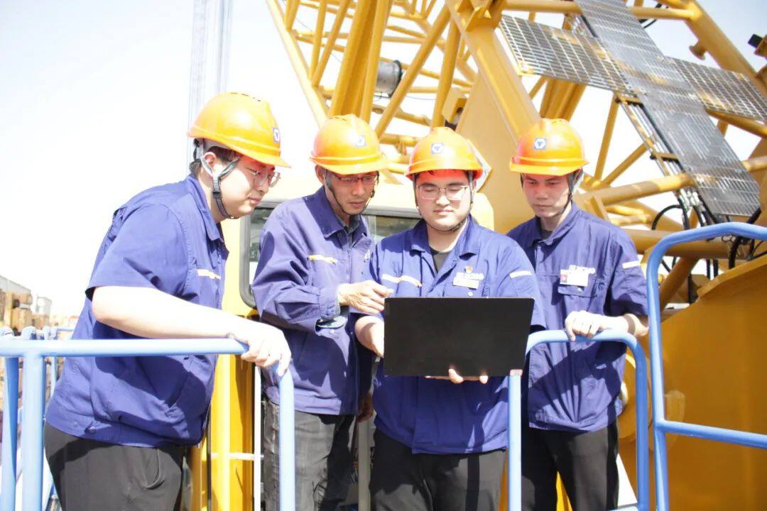 徐工智能化研发团队为履带起重机这个大块头装上"智慧大脑"