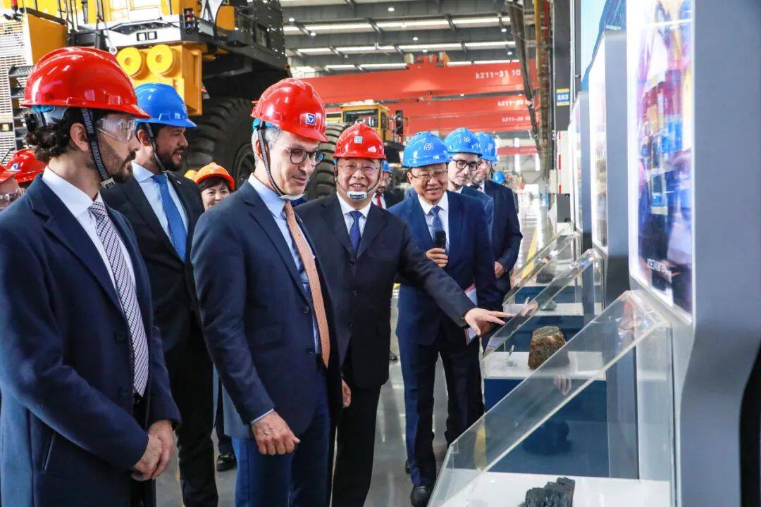 罗梅乌·泽马州长一行参观了徐工智能化矿用机械生产基地