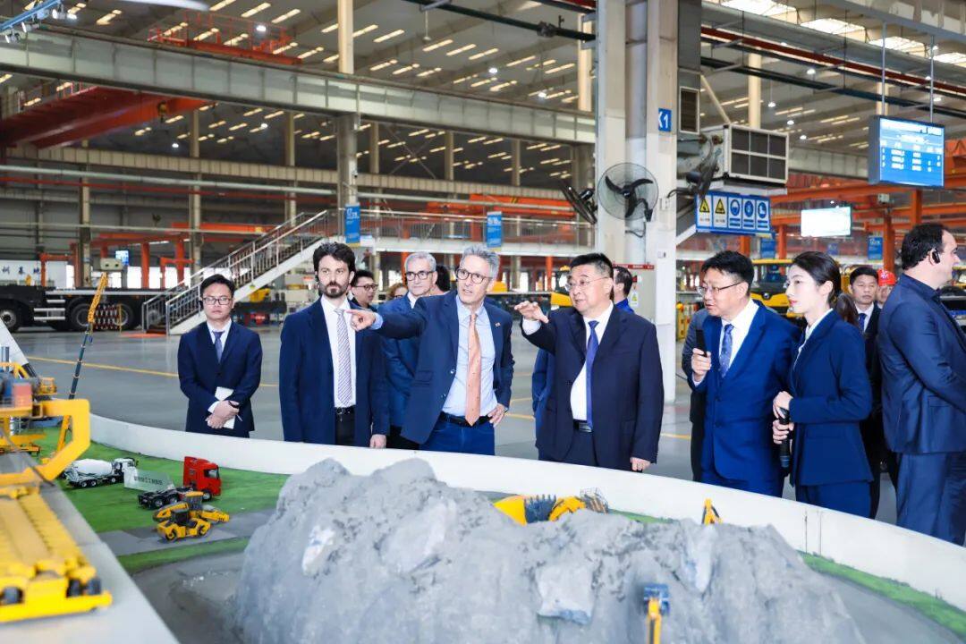 罗梅乌·泽马州长一行参观了徐工智能化矿用机械生产基地