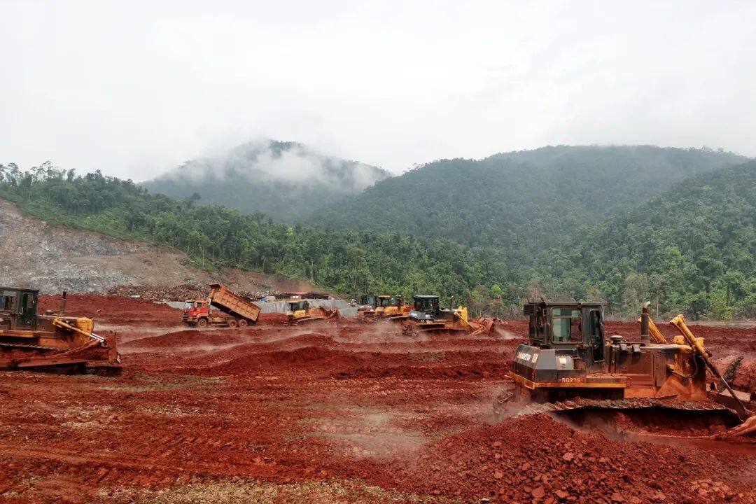 山推DH24-G静液压推土机参与海外某矿区建设