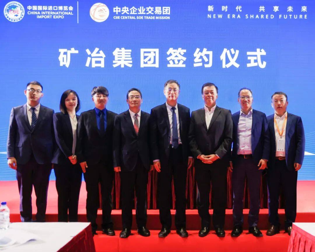 右三：沃尔沃遍达中国区总裁邱明辉先生 左五：矿冶科技集团副总经理李建忠先生