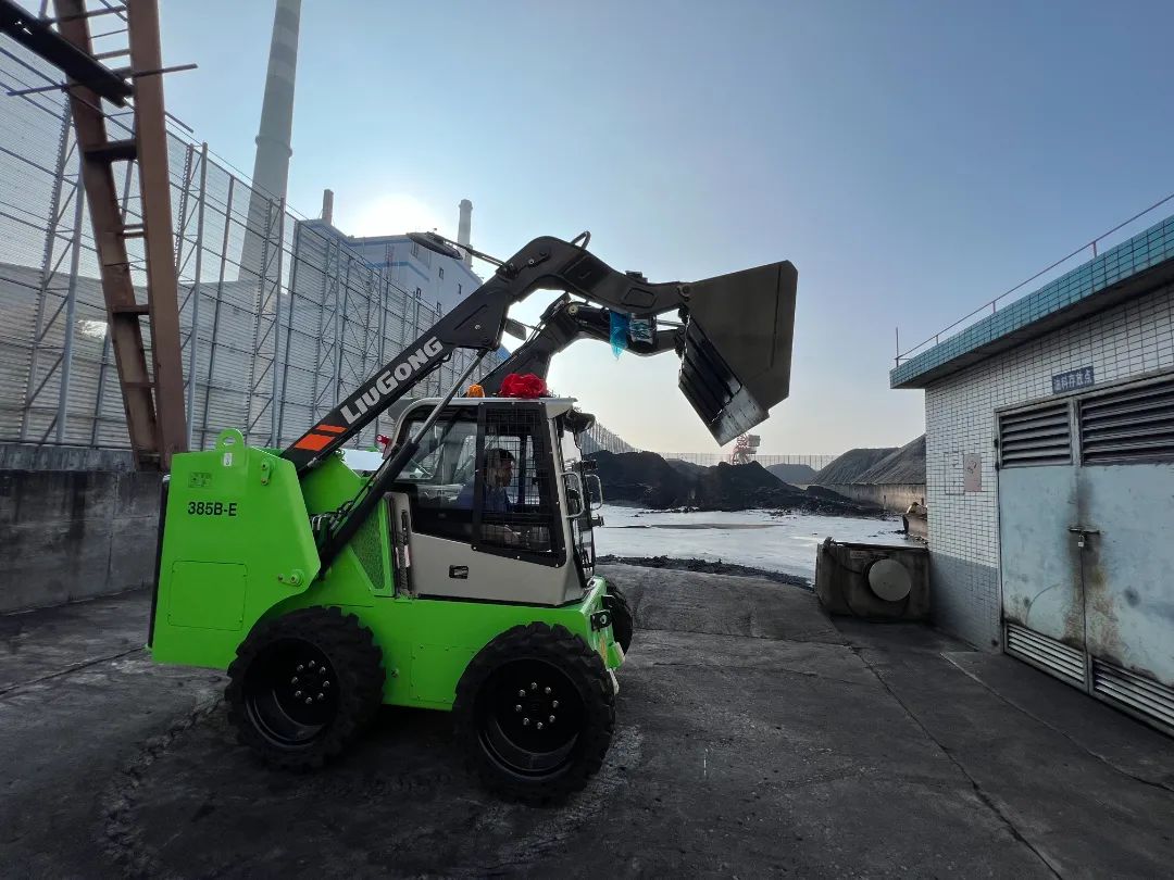 柳工国内首台电动滑移装载机正式交付