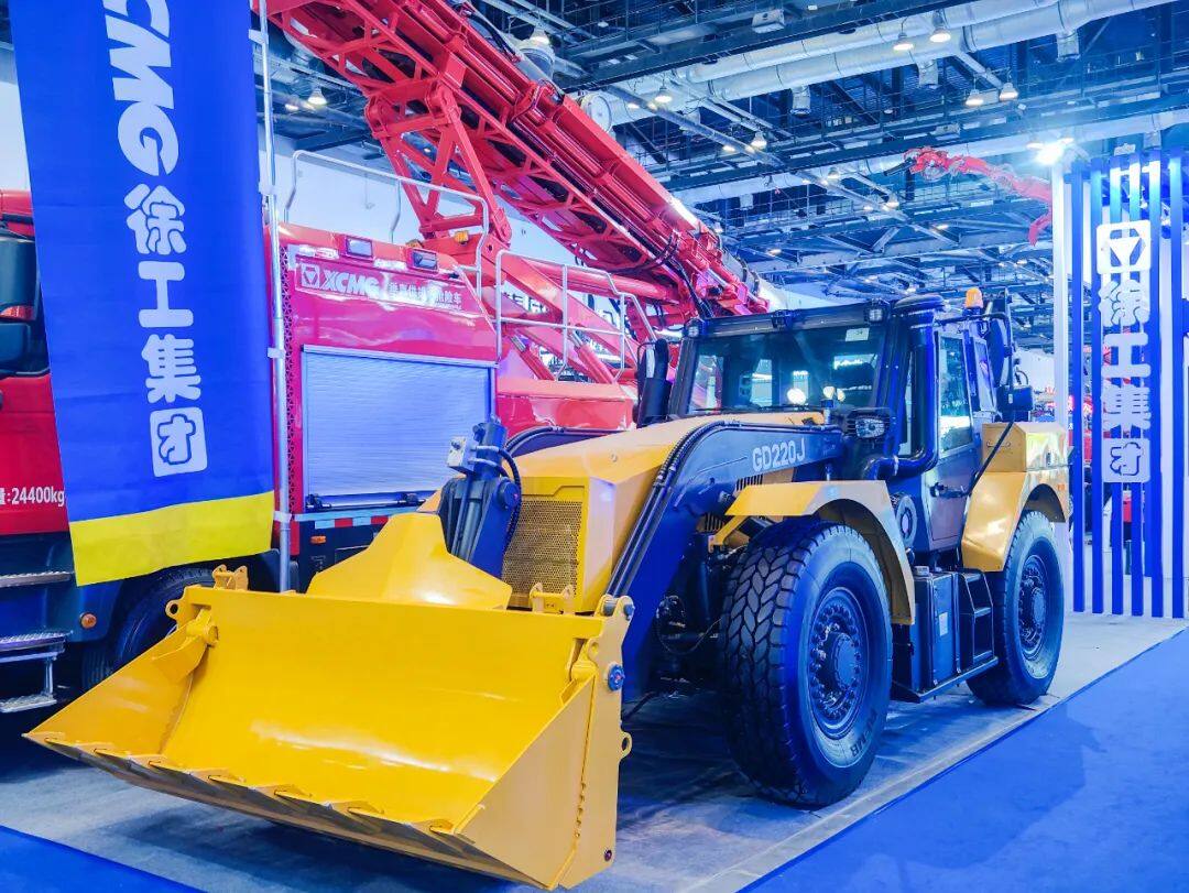 徐工高速挖掘装载机亮相2023中国国际应急管理展览会