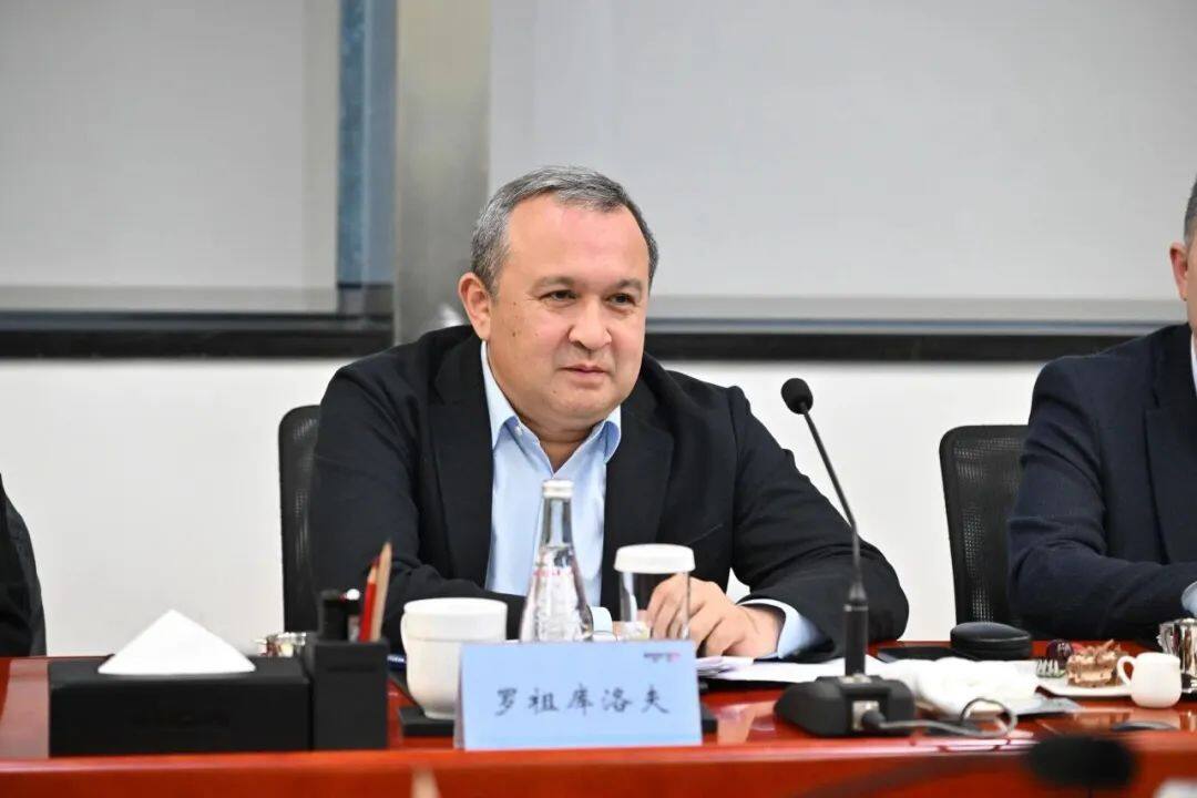 乌兹别克斯坦汽车工业股份公司董事会主席罗祖库洛夫·乌鲁格别克