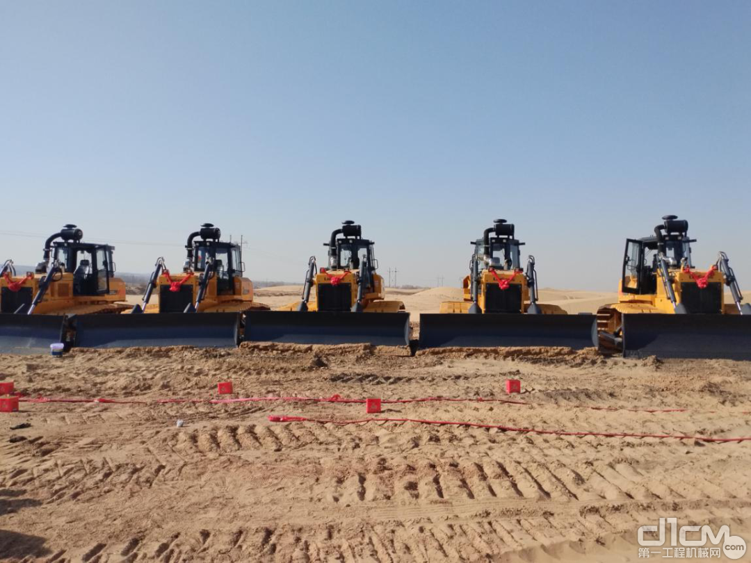 柳工LD17CML国四推土机批量交付至内蒙古某沙漠治理项目