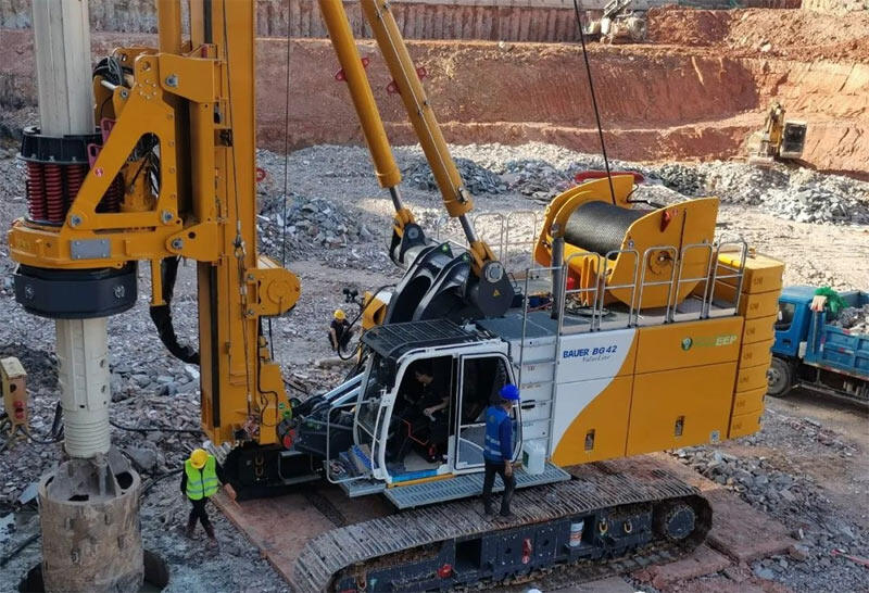 在桂庙城市更新项目施工的宝峨“国四”BG 42旋挖钻机