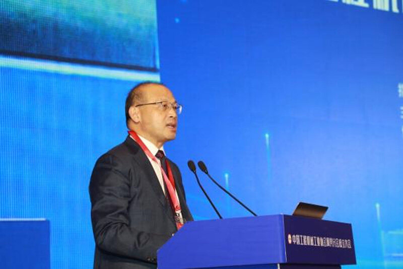 中国工程机械工业协会秘书长吴培国宣告推选服从