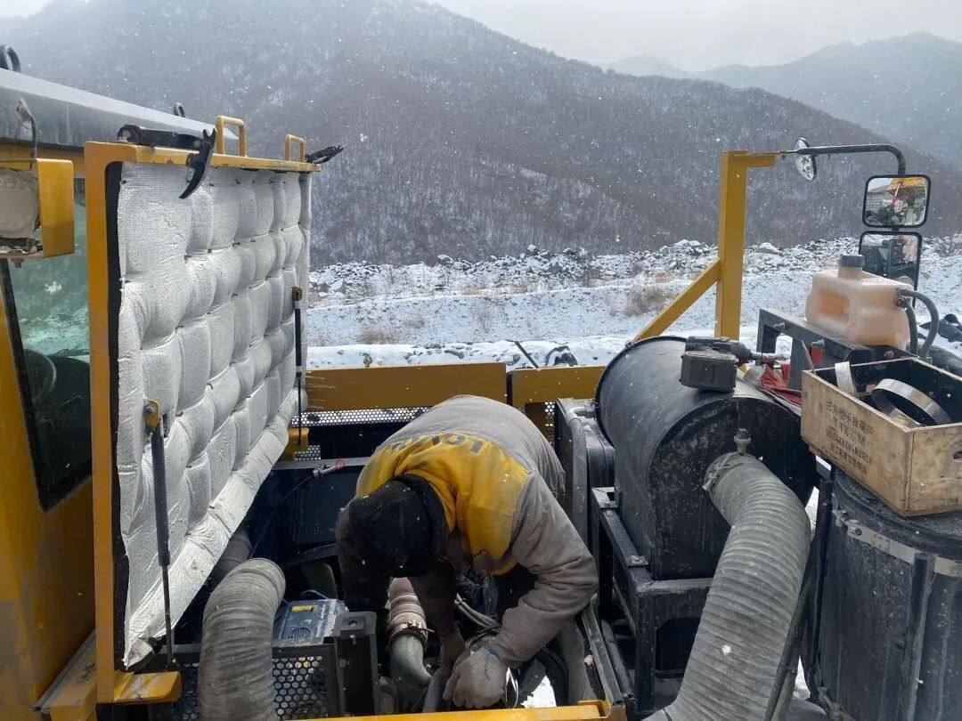 雷沃驻矿服务工程师侯师傅在检修设备