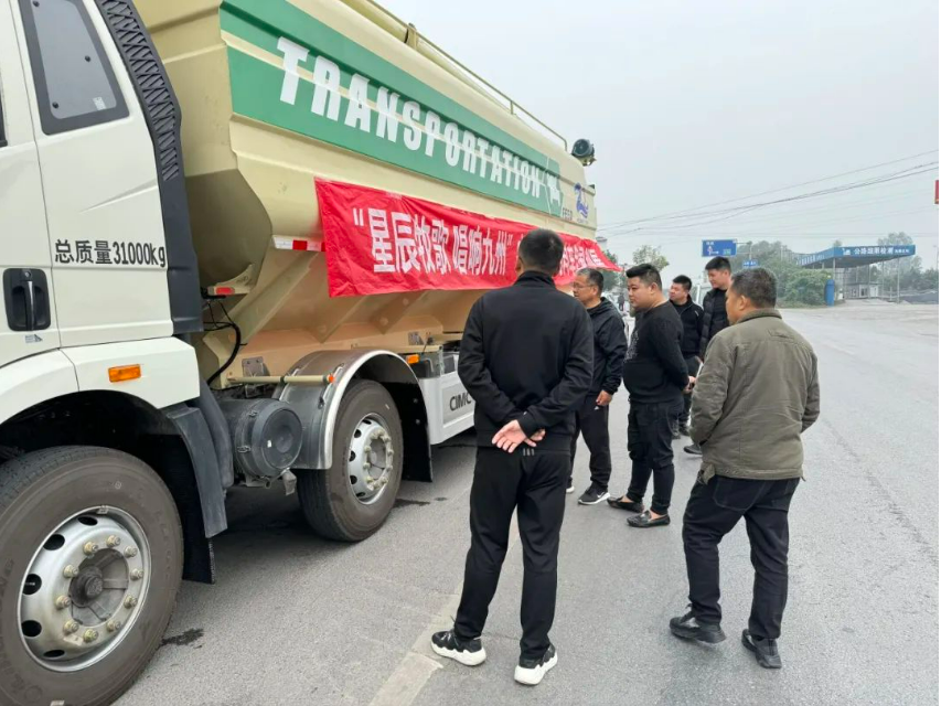 凌宇携“星辰牧歌”系列散装饲料运输车受到重庆客户的热烈好评