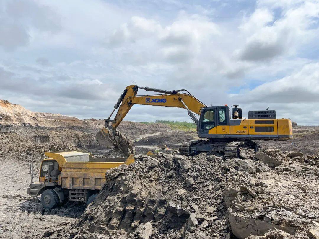 徐工XE490DK挖掘机在智利北部某矿山施工