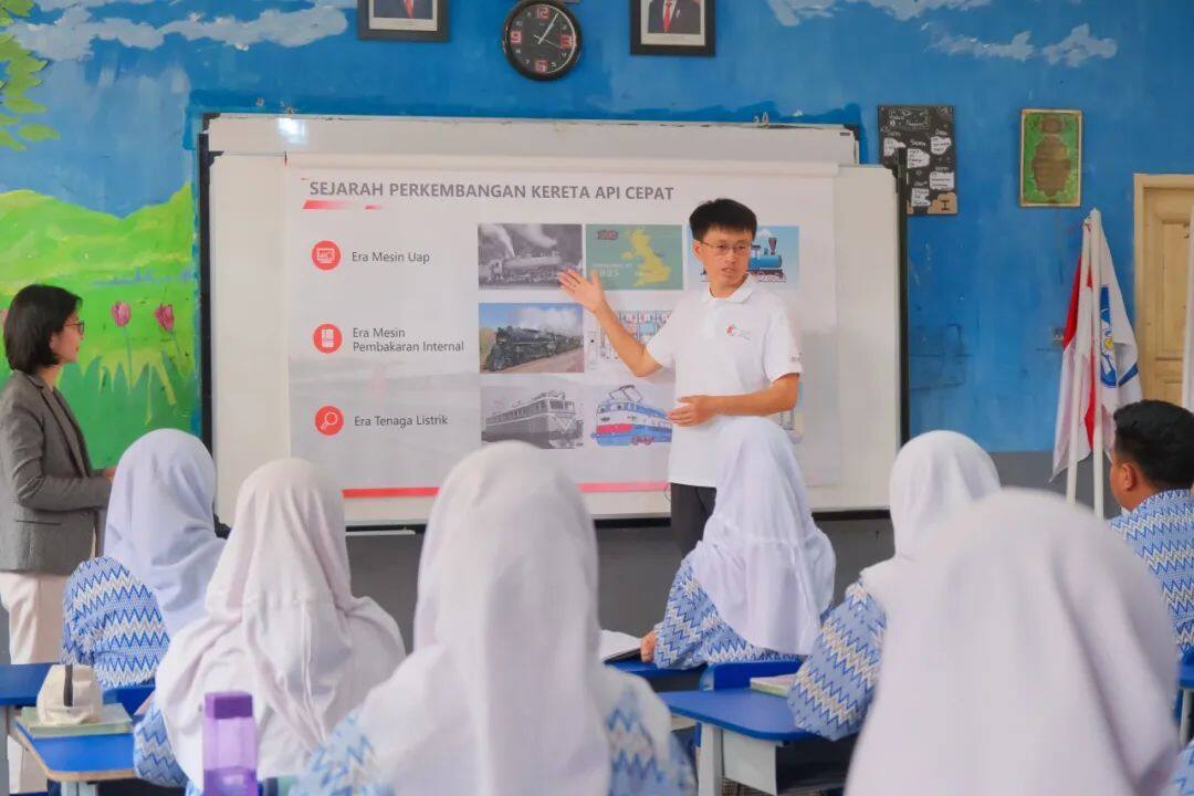 中国技术专家为印尼中学生讲授高铁科普知识