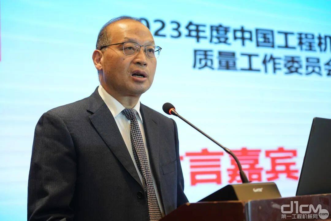 中国工程机械工业协会秘书长吴培国致辞