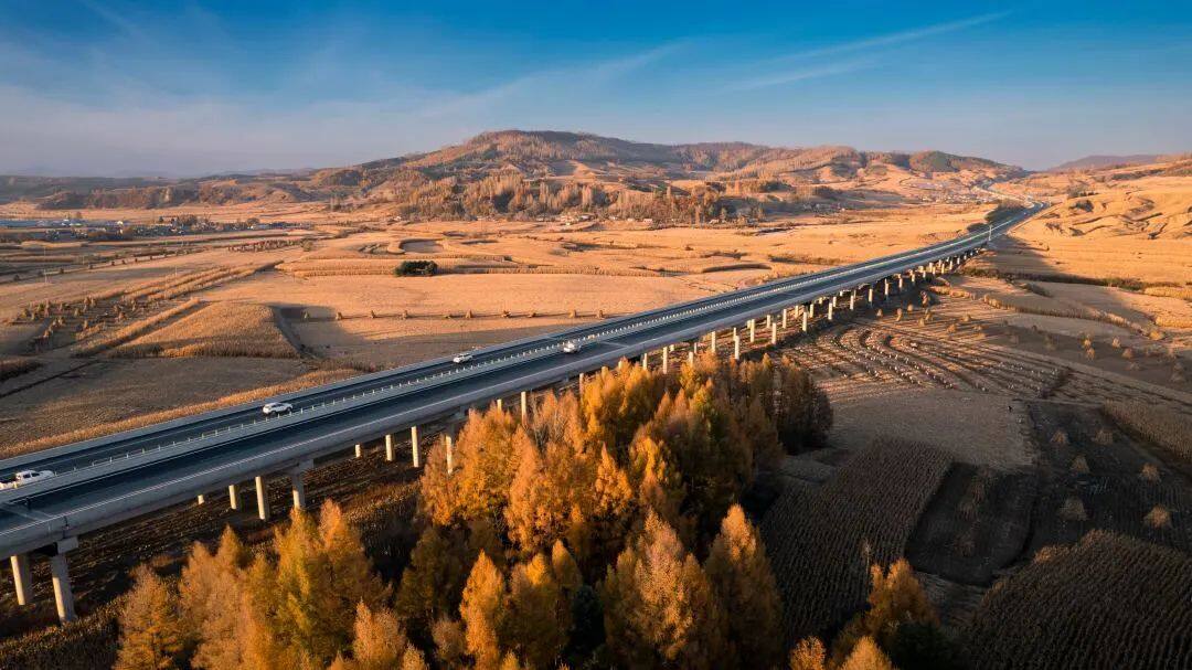 中国中铁投资建设运营的两条高速公路建成通车
