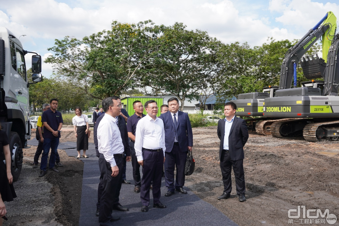 湖南省政府代表团访问中联重科马来西亚子公司