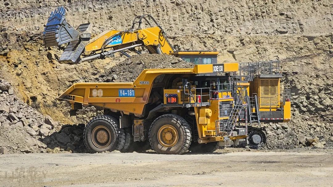 徐工200吨级纯电动矿用挖掘机与120吨级双桥刚性矿车施工中