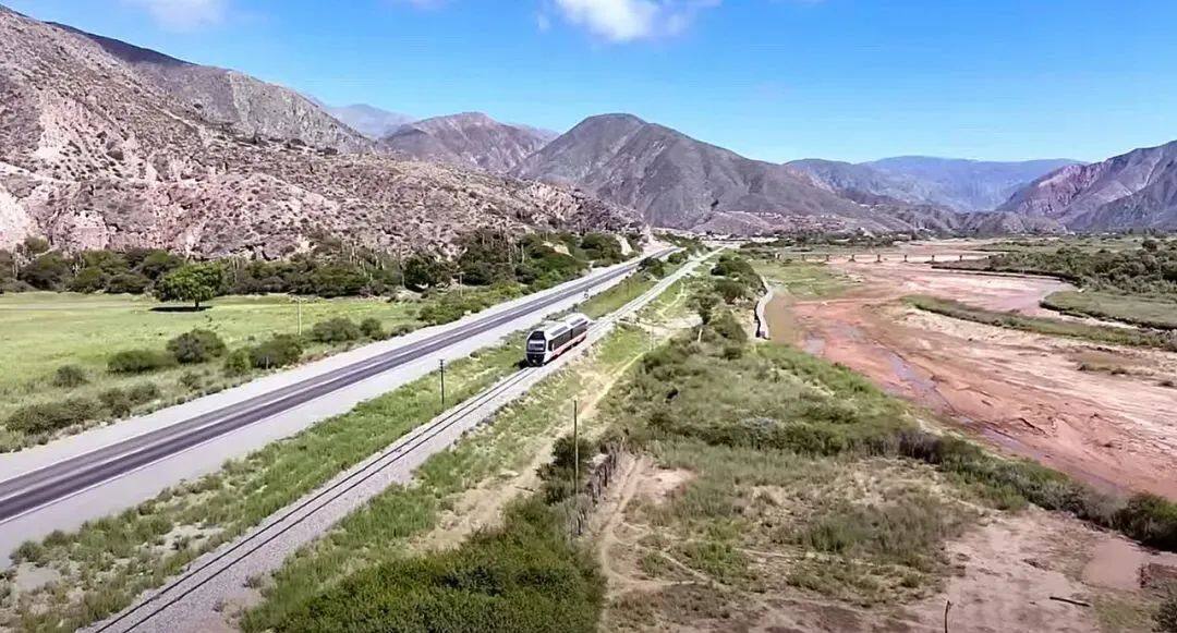 中国中车研制的新能源轻轨列车在南美洲“开跑”