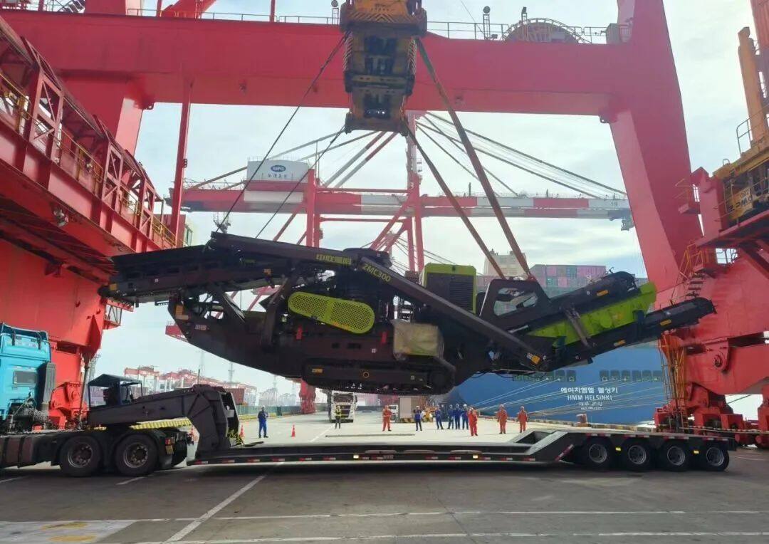 ZMC300和ZMJ116移动破碎设备在上海港口成功发运