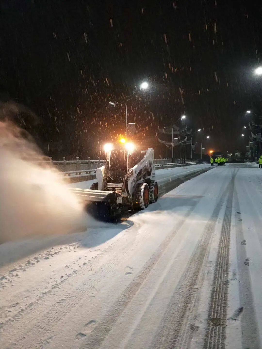 山猫除雪车工作中