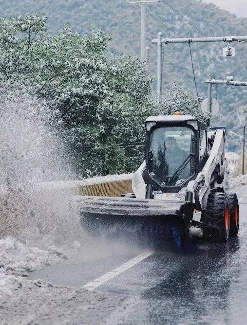 山猫除雪车工作中