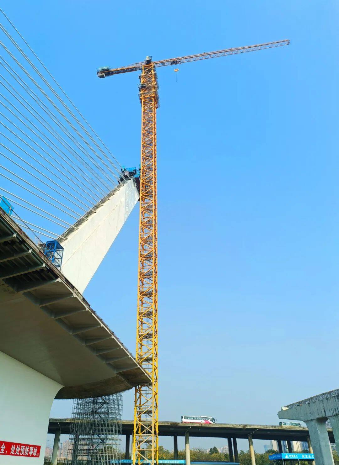 pg电子官网：146米！中联重科塔机刷新国内最高独立高度施工纪录(图1)