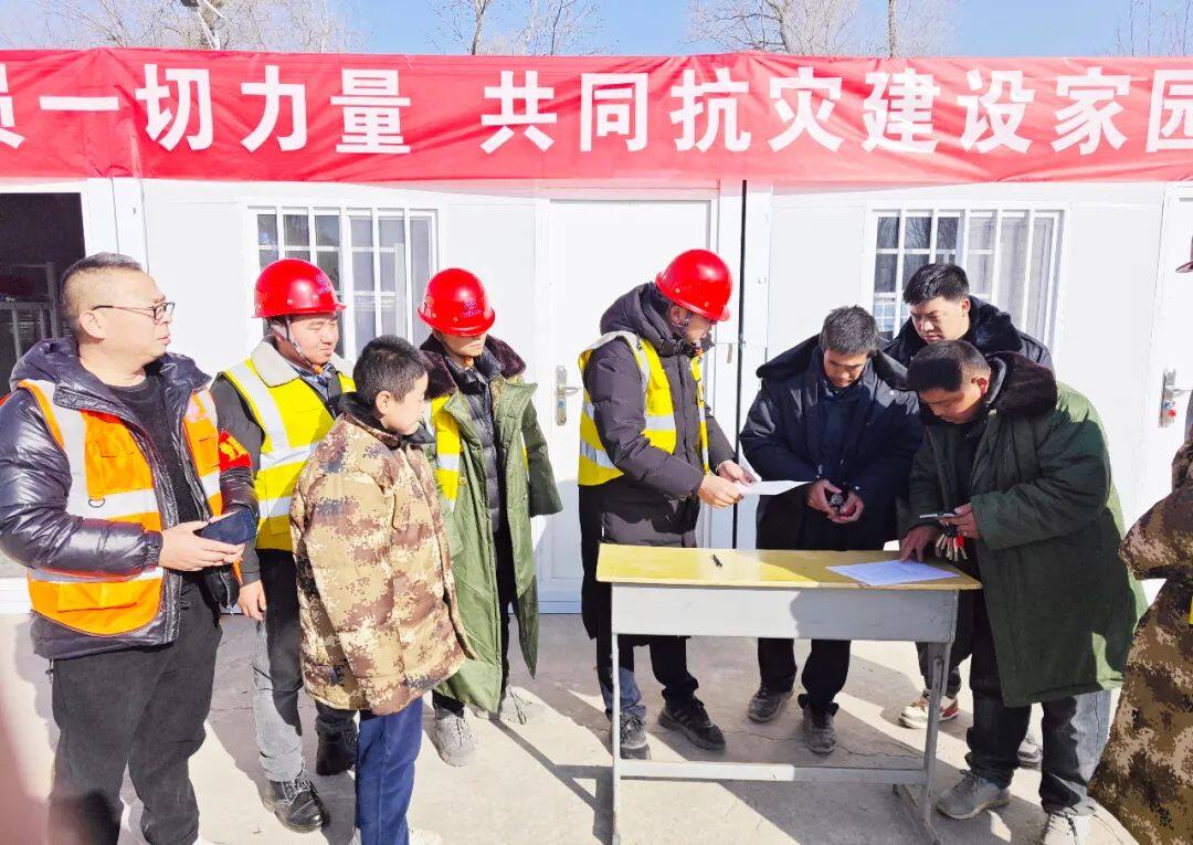 中铁二局集中向当地政府移交援建的中川乡文家寺临时安置房