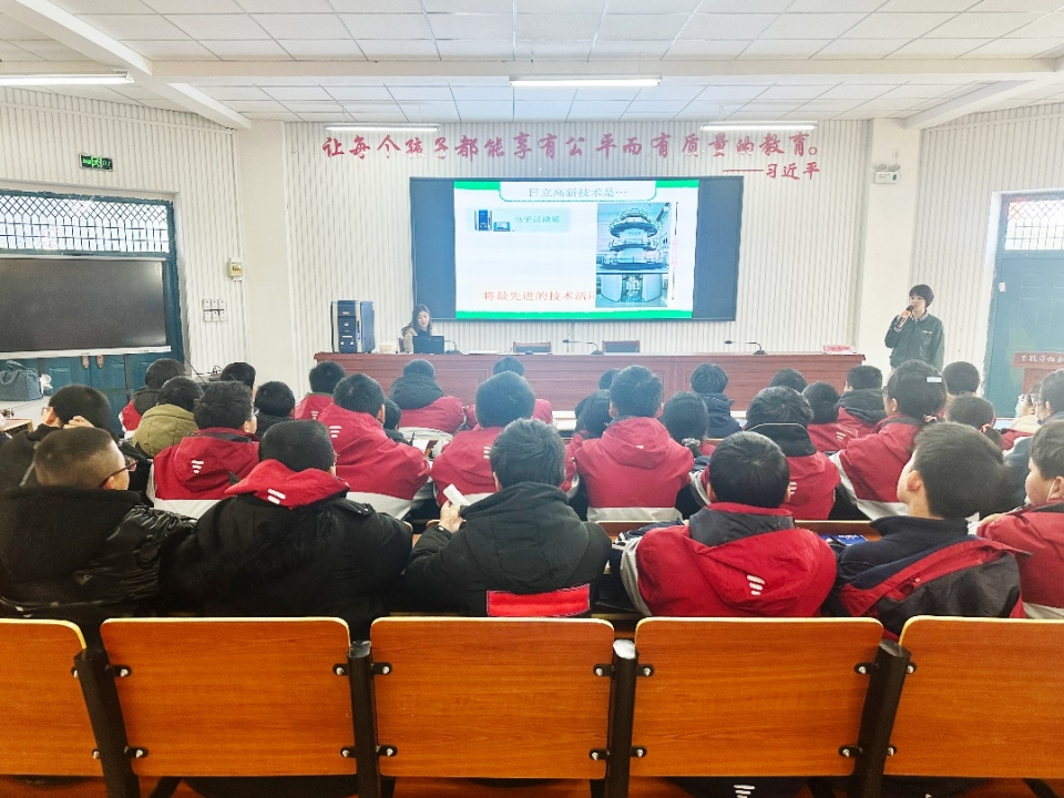 请输入图注 日立高新技术中国事业集团的志愿者老师在讲解日立电子显微镜知识