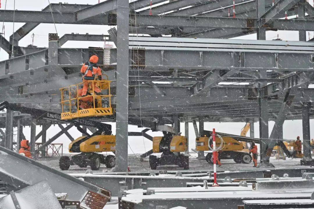 柳工LT20J高空作业平台在罗斯海新站主体工程建设中大显身手