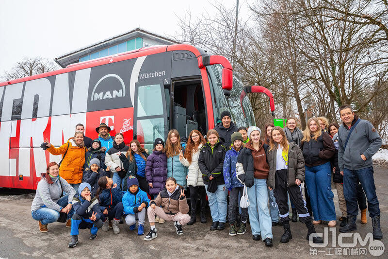 24名来自阿默尔湖-莱希河地区SOS儿童村的小球迷们乘坐服务于拜仁慕尼黑俱乐部的曼恩巴士，前往安联球场参观