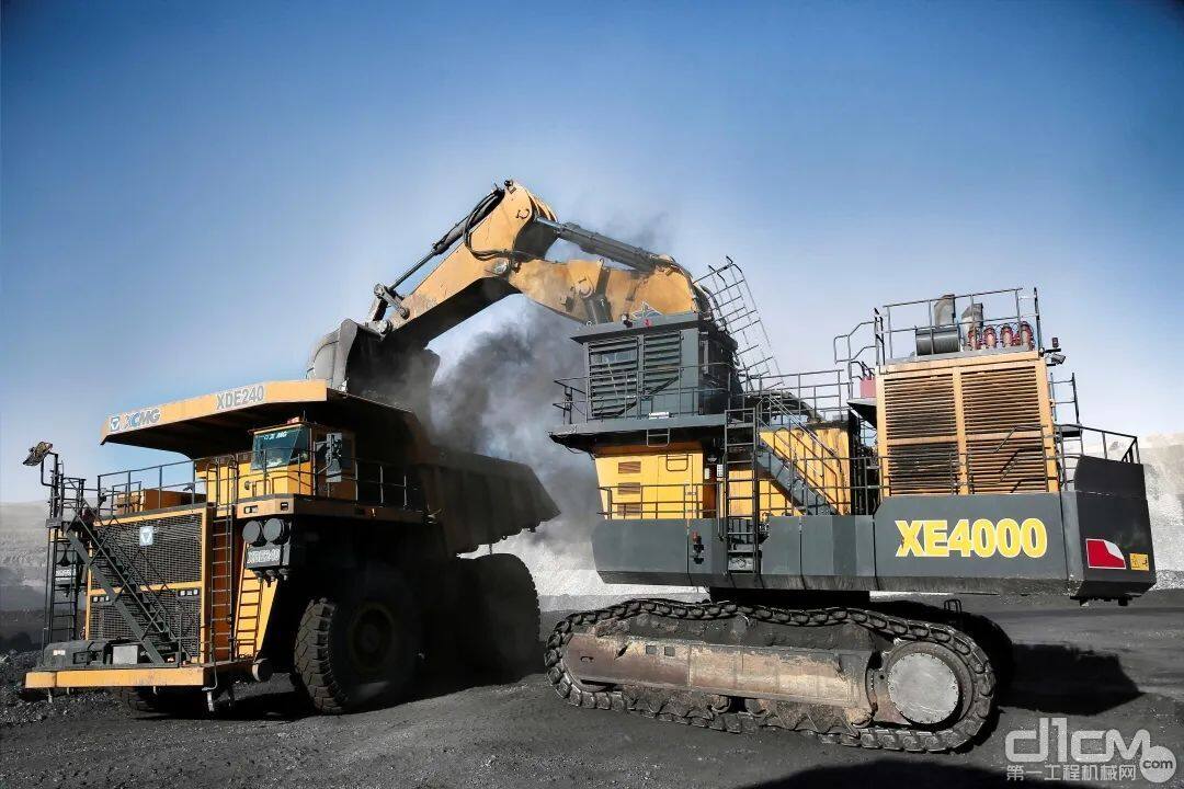 XE4000液压挖掘机、XDE240矿用自卸车在中煤平朔矿区成套施工
