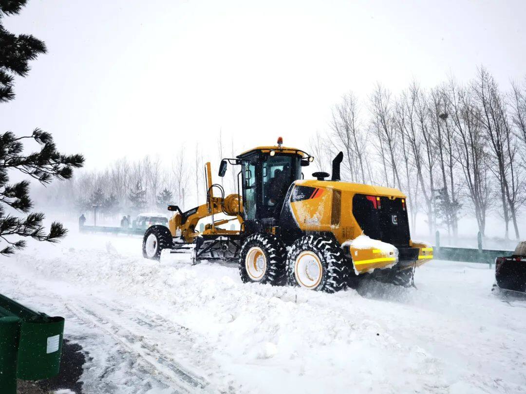 柳工平地机除雪