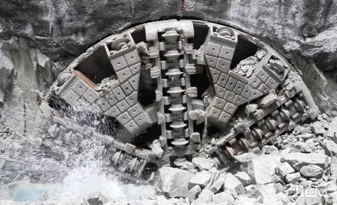 铁建重工“深湾一号”盾构机出洞，助力国内最长城际铁路海底隧道工程建树