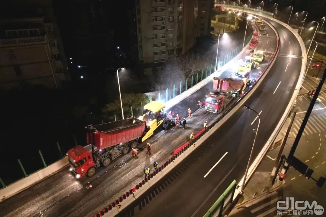 宝马格摊铺机+压路机上海内环改造工程施工现场