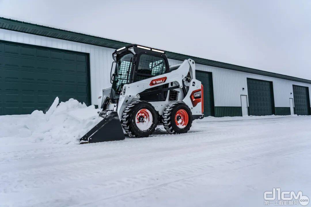 山猫滑移装载机铲雪施工