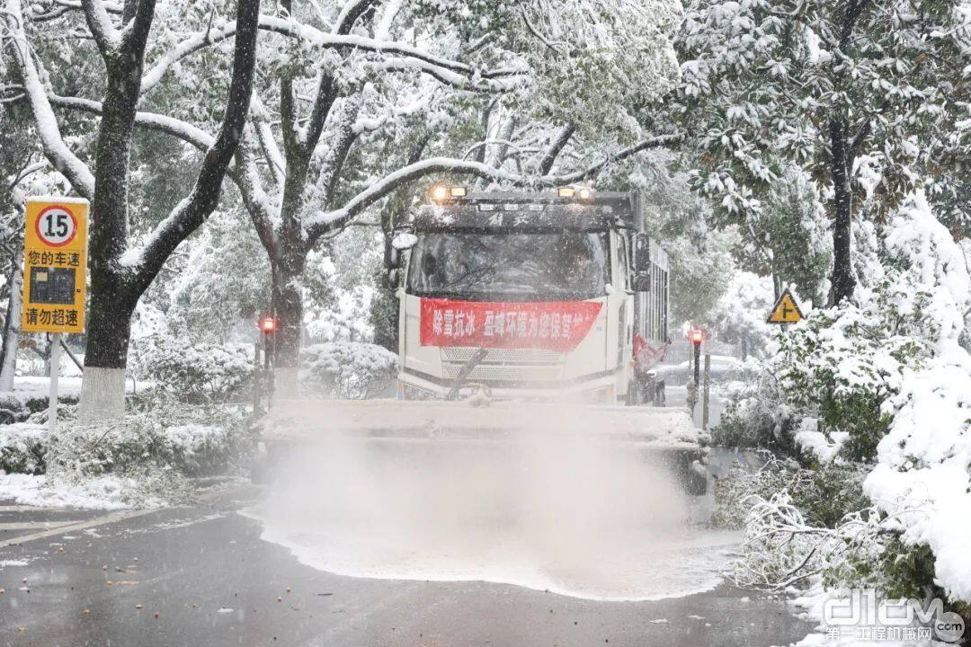 盈峰环境“雪龙”25吨除雪车除雪作业现场