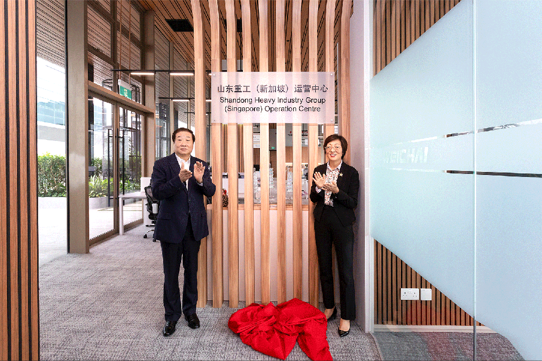 谭旭光与潍柴新加坡公司总司理薛华配合为新加坡经营中间揭牌。中间