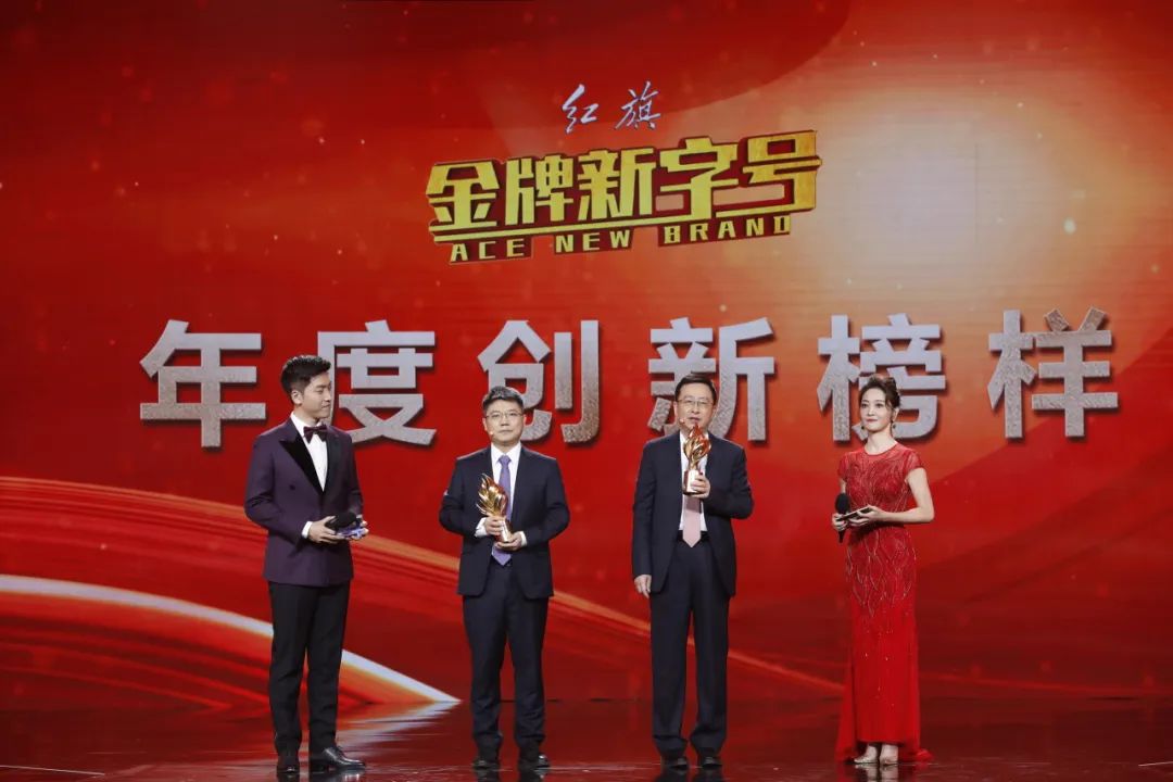 三一总体低级副总司理刘魁（左二）现场领奖