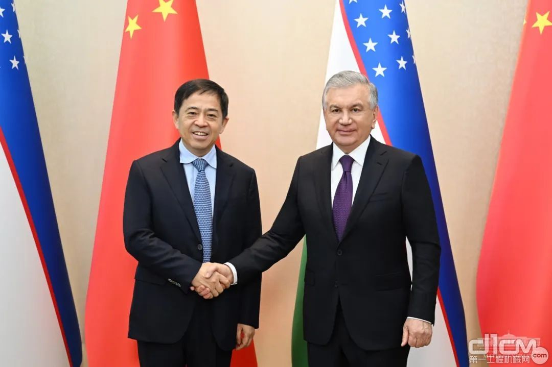 乌兹别克斯坦总统米尔济约耶夫会见三一集团轮值董事长向文波
