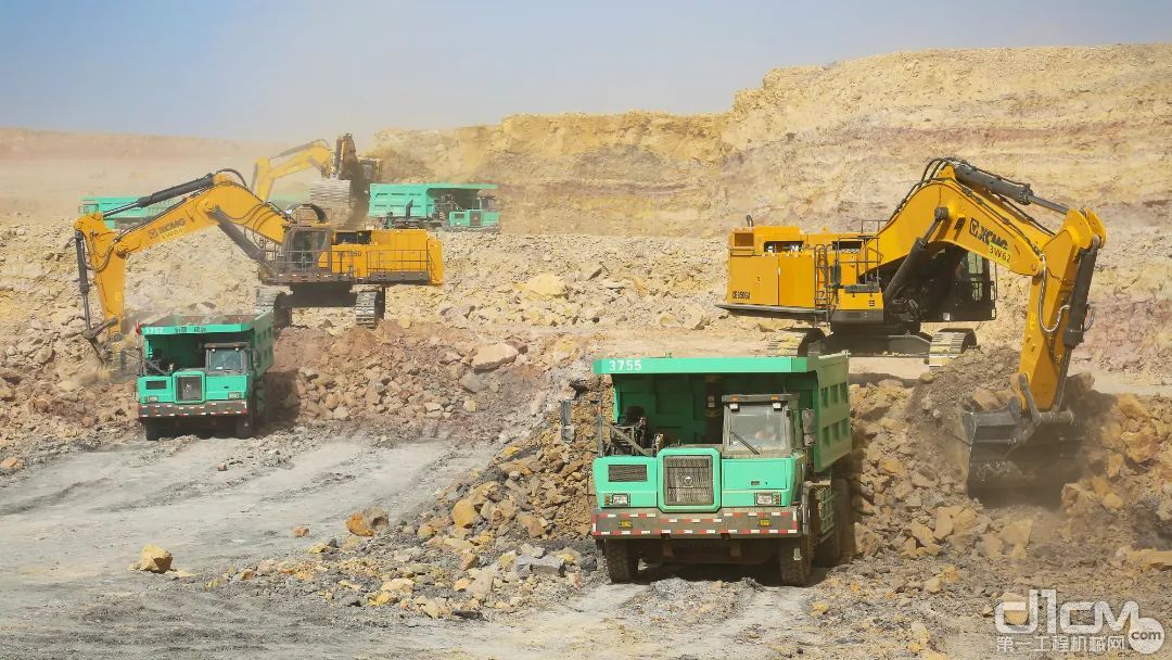 XKT136甲醇增程矿用自卸车配合徐工矿挖施工现场