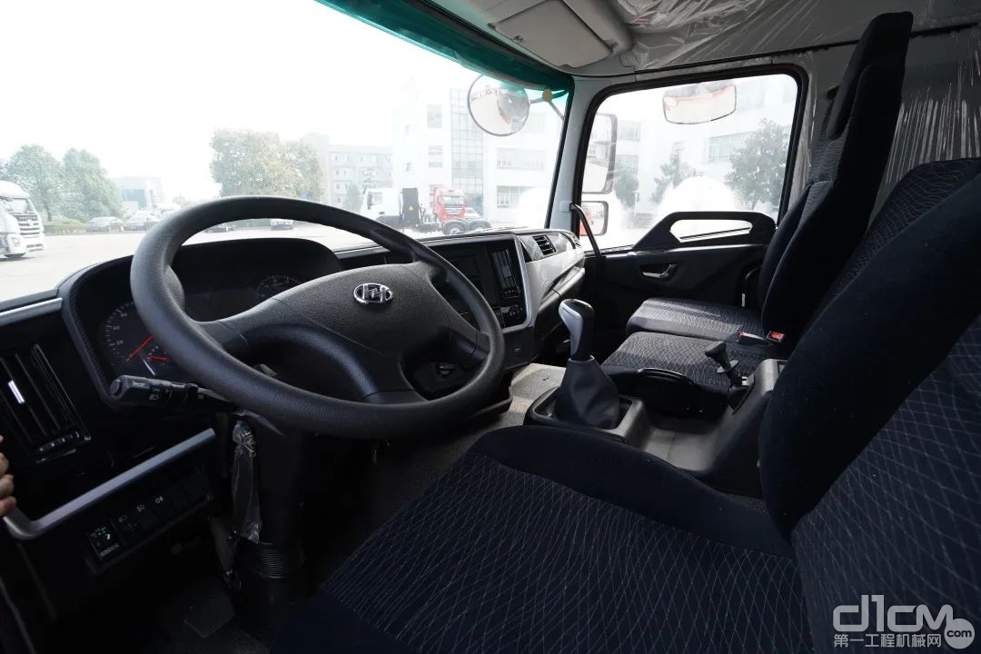 上汽红岩杰豹h6载货车内饰