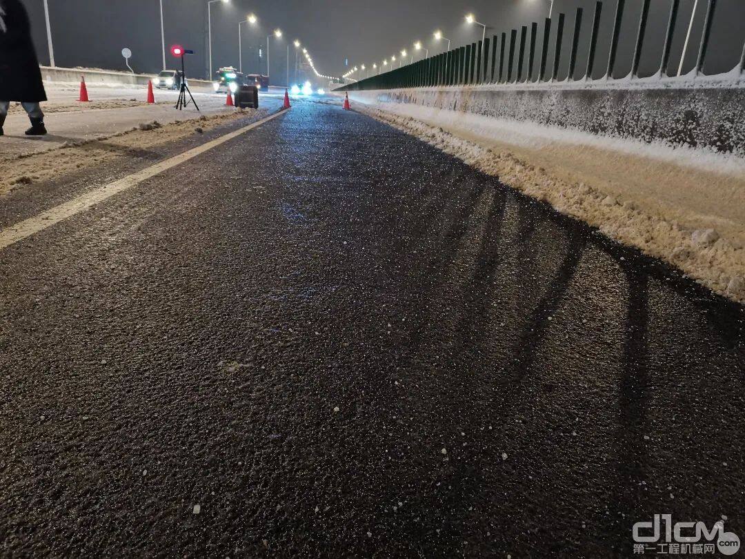 除雪作业后的路面已无明显积雪