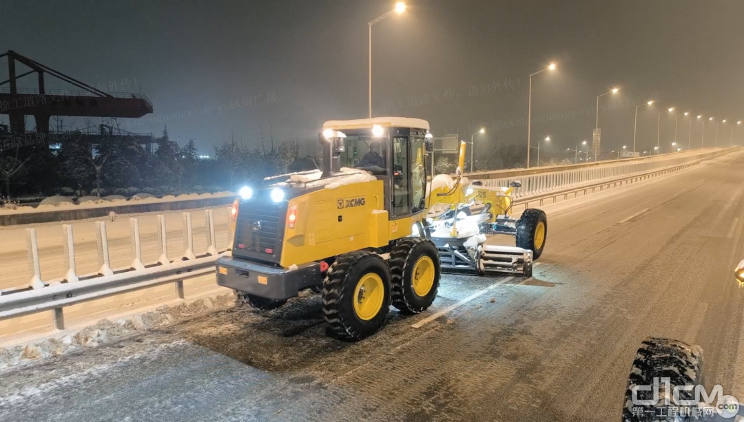 徐工平地机保障道路出行