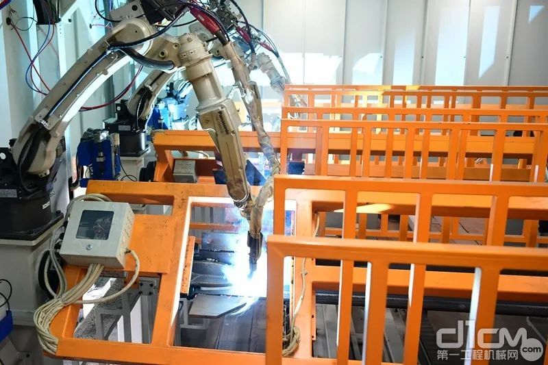 焊接机器人作业现场
