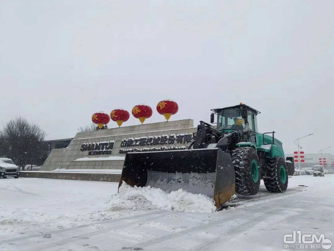 山推纯电装载机除雪作业