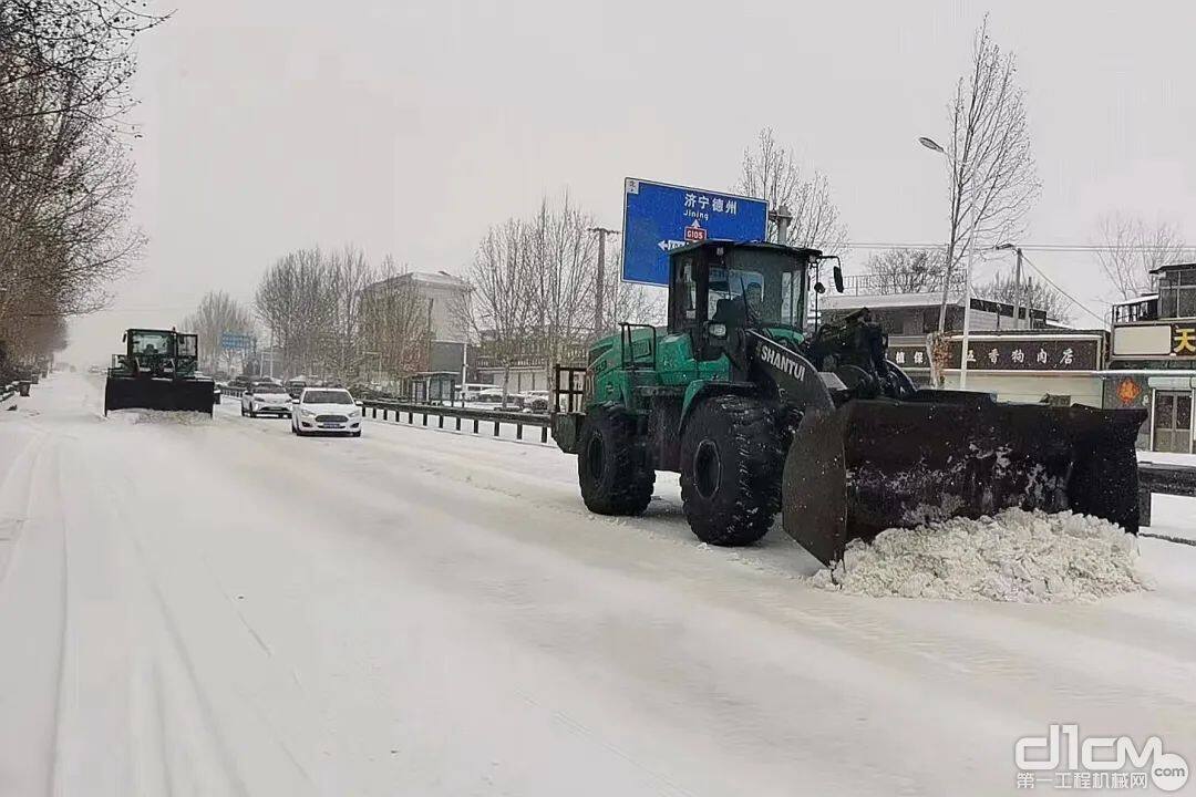 山推纯电装载机除雪作业